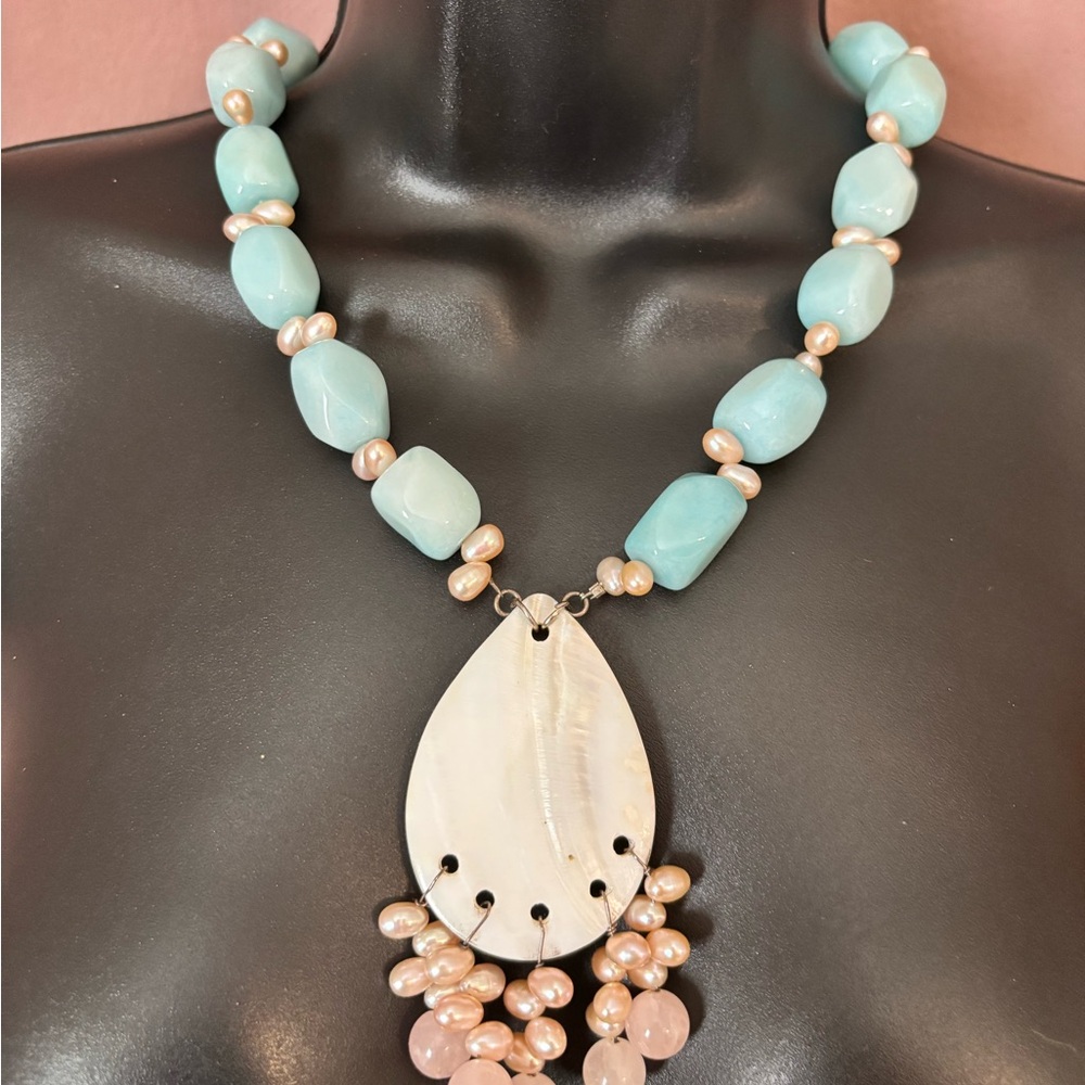 Elegant Pearl and Shell Pendant Necklace